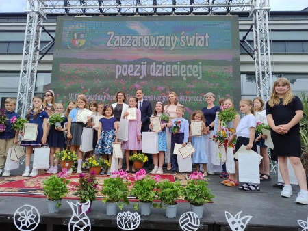 ''Zaczarowany świat poezji dziecięcej''